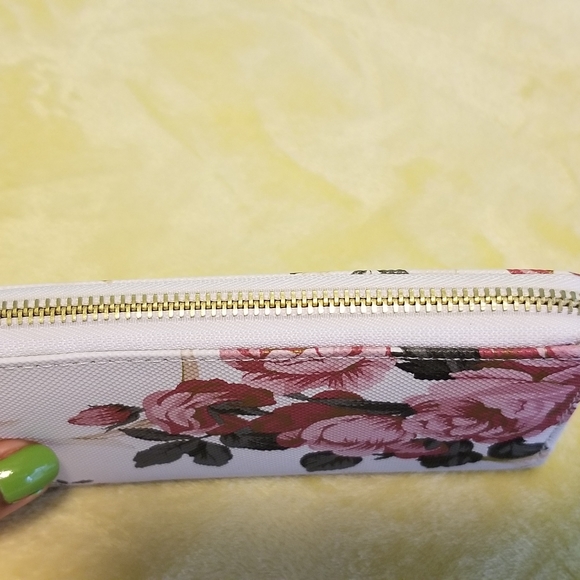 Pink and Wallet - Picture 4 of 4